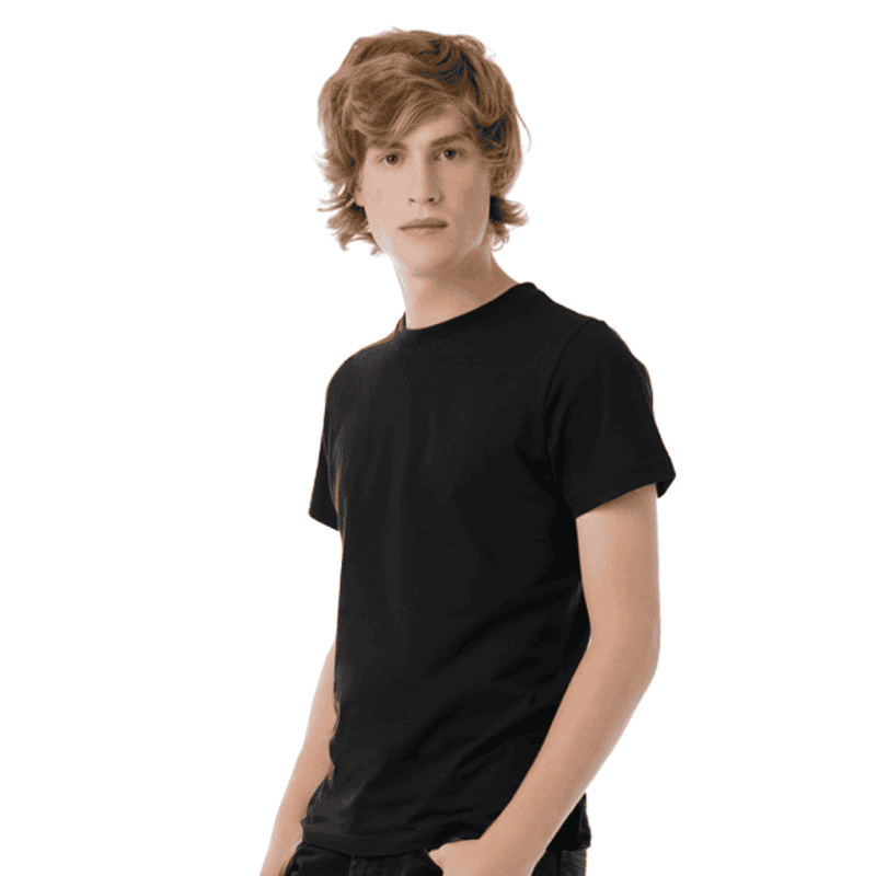 Stijlvolle jonge man met wavy haar in een zwart T-shirt, casual pose, witte achtergrond.