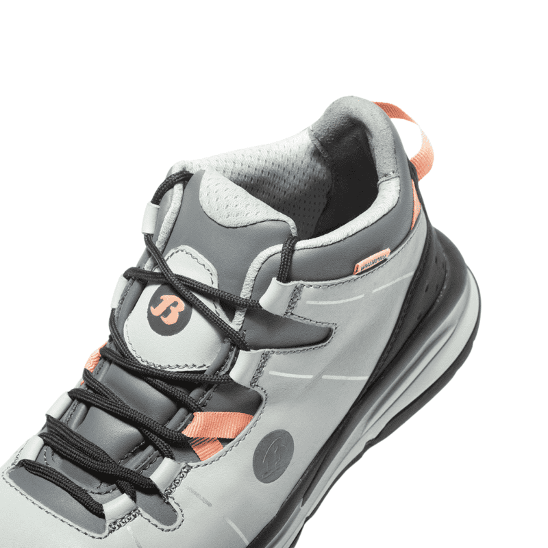 Chaussure de sport pour les activités de plein air, au look sportif et à la coupe confortable.