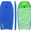 Skateboard coloré bleu et vert avec logo Yello et motif géométrique.