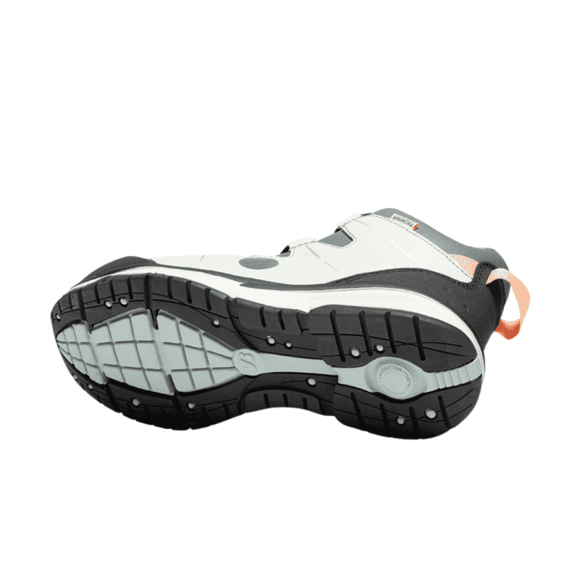 Baskets avec semelle adhérente pour les activités de plein air et le confort.