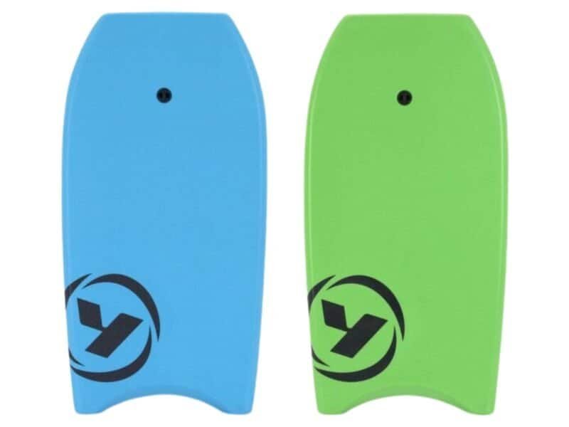 Kleurrijke skateboards met zwart logo, geschikt voor buitenplezier.