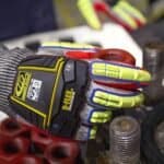 Knalkleurige motorcrosshandschoenen met grip en bescherming voor buitenactiviteiten.