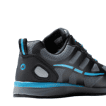 Schuhe für Outdoor-Sportarten mit schwarzen und blauen Details.