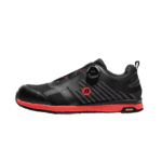 Sportlicher schwarz-roter Skateschuh mit Boa-Verschluss und Vibram-Sohle für den Outdoor-Spaß.