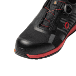 Schwarzer sportlicher Schuh mit roten Details und Boa-Verschluss, geeignet für Outdoor-Aktivitäten.