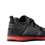 Turnschuhe für Outdoor-Sport und Skate-Aktivitäten, schwarz mit roter Sohle.