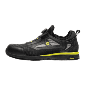 Zwarte skate schoen met geel accenten en Vibram zool voor outdoor avonturen.