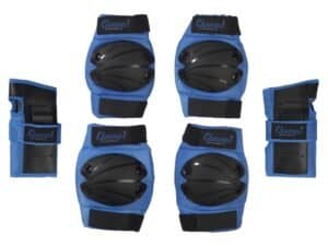 Knie- en elleboogbeschermers in blauw met zwarte kniebescherming voor skaten en inline skating.