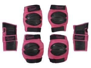 Pads voor dames in roze met zwarte beschermkappen, ideaal voor skaten en snowboarden.