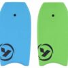 Bunte Skateboards mit schwarzem Logo, geeignet für Outdoor-Spaß.