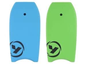 Kleurrijke skateboards met zwart logo, geschikt voor buitenplezier.