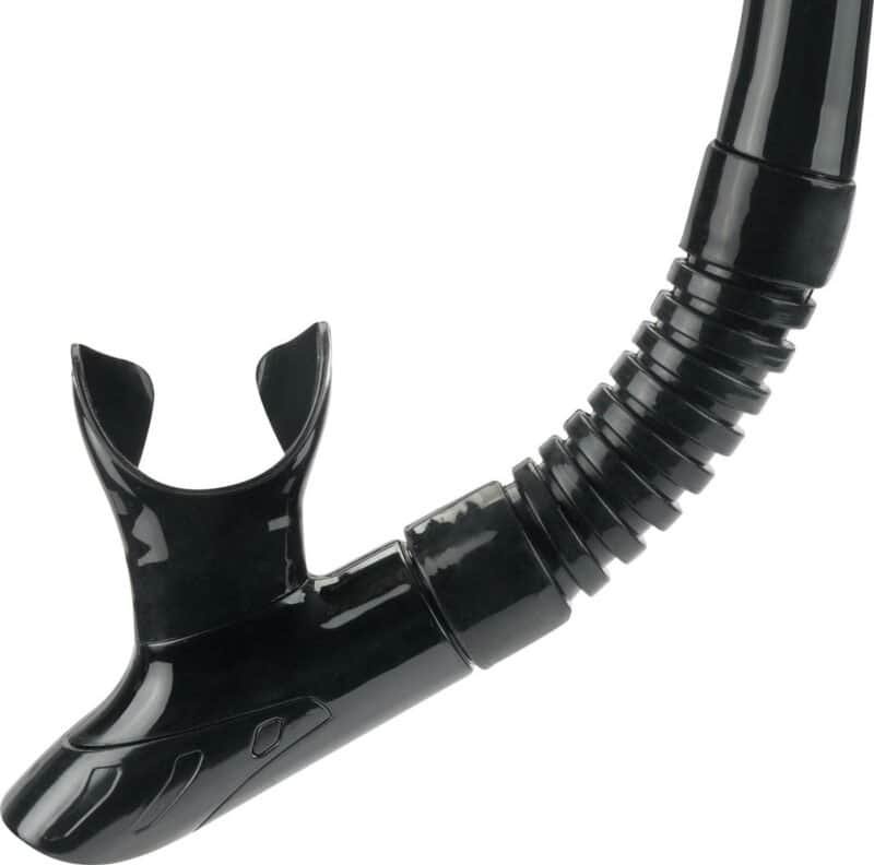 Robuust zwart snorkelmasker met ademhalingsslang en verstelbare schouderbanden voor buitenwateravonturen.