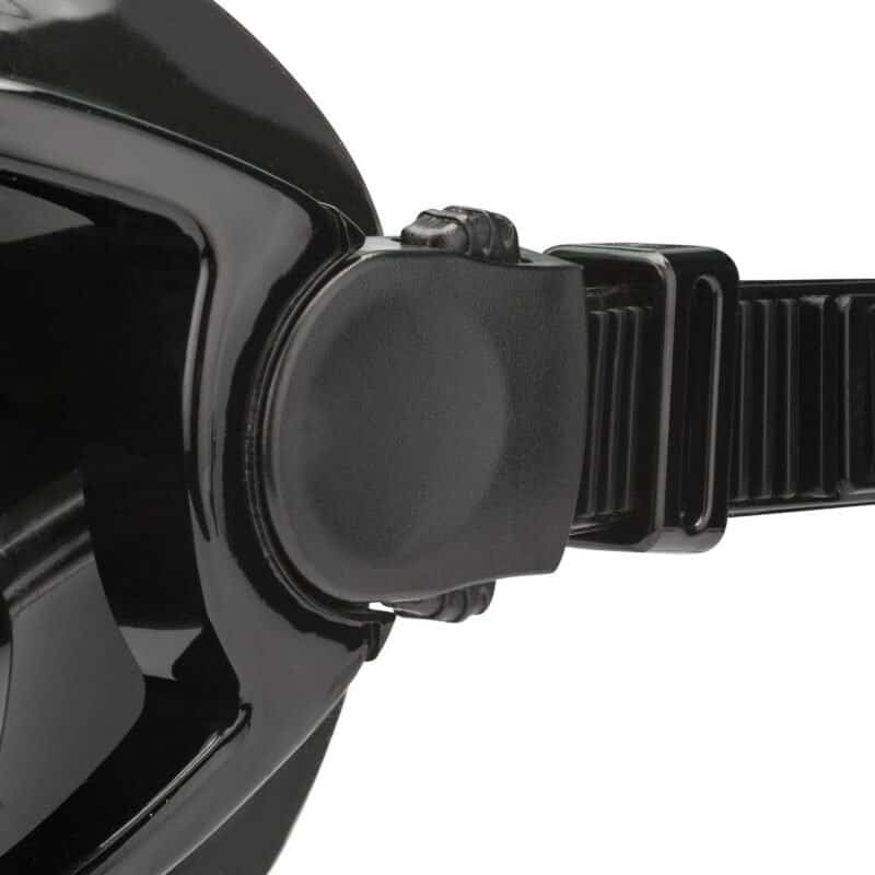 Kleinbeeld van een zwarte scooter voor buitenplezier met focus op het stuur en de controleknoppen.