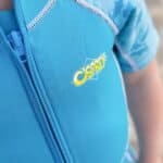Veste de natation pour enfants avec카 design coloré et sûr.