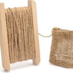 Katoen touw op houten spoel met jute zak voor decoratie of ambachtelijke projecten.