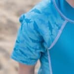 Short de bain bleu imprimé requin pour enfants, adapté aux activités de plein air et aux journées à la plage.