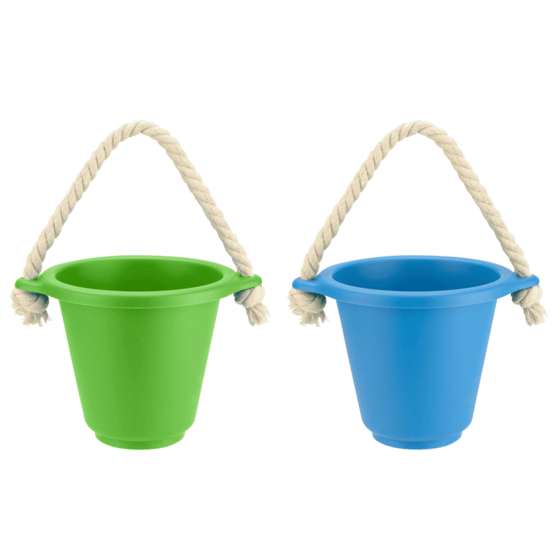 Petits seaux verts et bleus pour bacs à sable avec poignées en corde pour s'amuser en plein air.