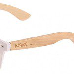 Houten zonnebril met witte rand en bruingevulde glazen, uniek en trendy accessoire.