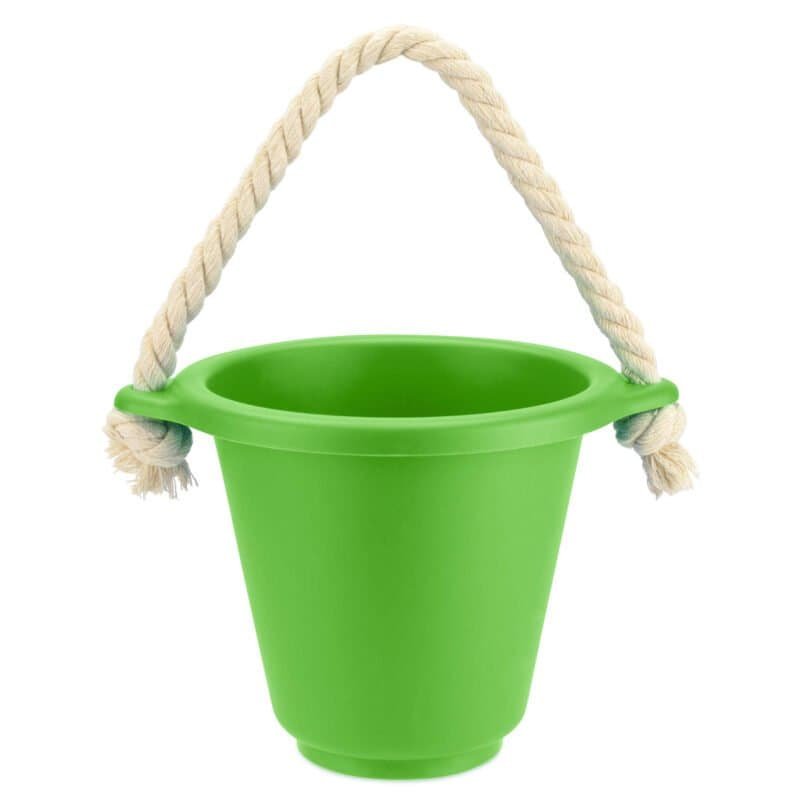 Petit seau vert pour enfants avec poignée en corde pour les activités de plein air.