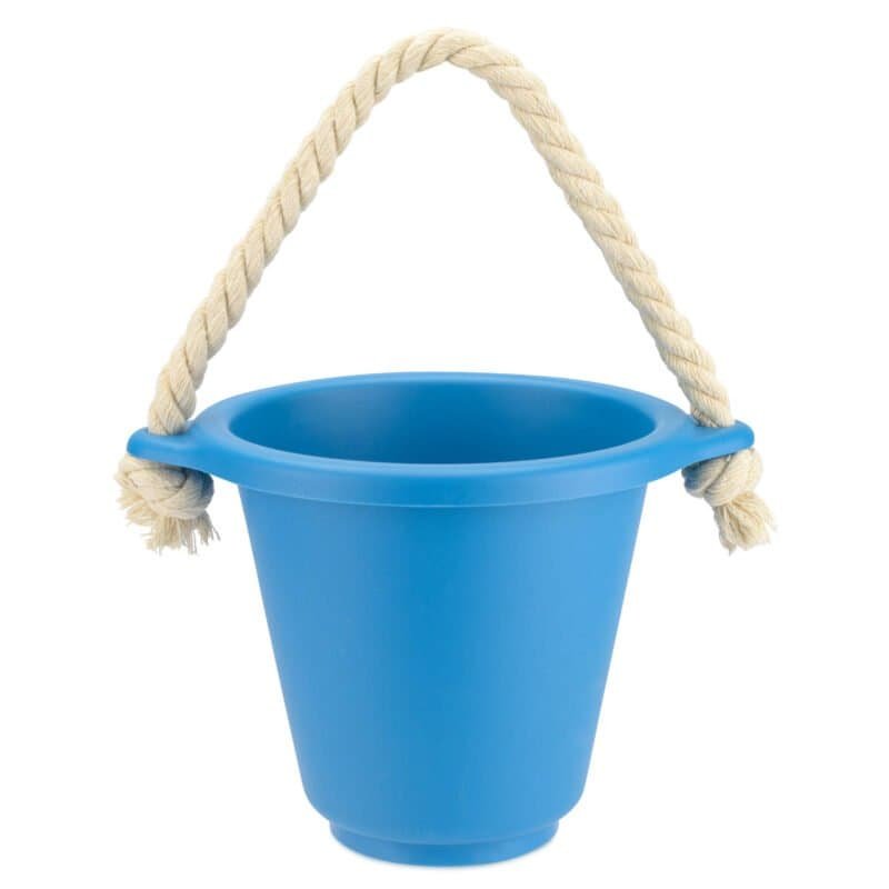 Seau à jouets bleu avec poignée en corde pour les enfants.
