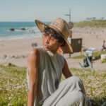 Cool Shoe Corp. chapeau de paille HAT BROWN sur la tête d'une femme à la plage - chapeau d'été unisexe en paille tressée, 58 cm, taille universelle