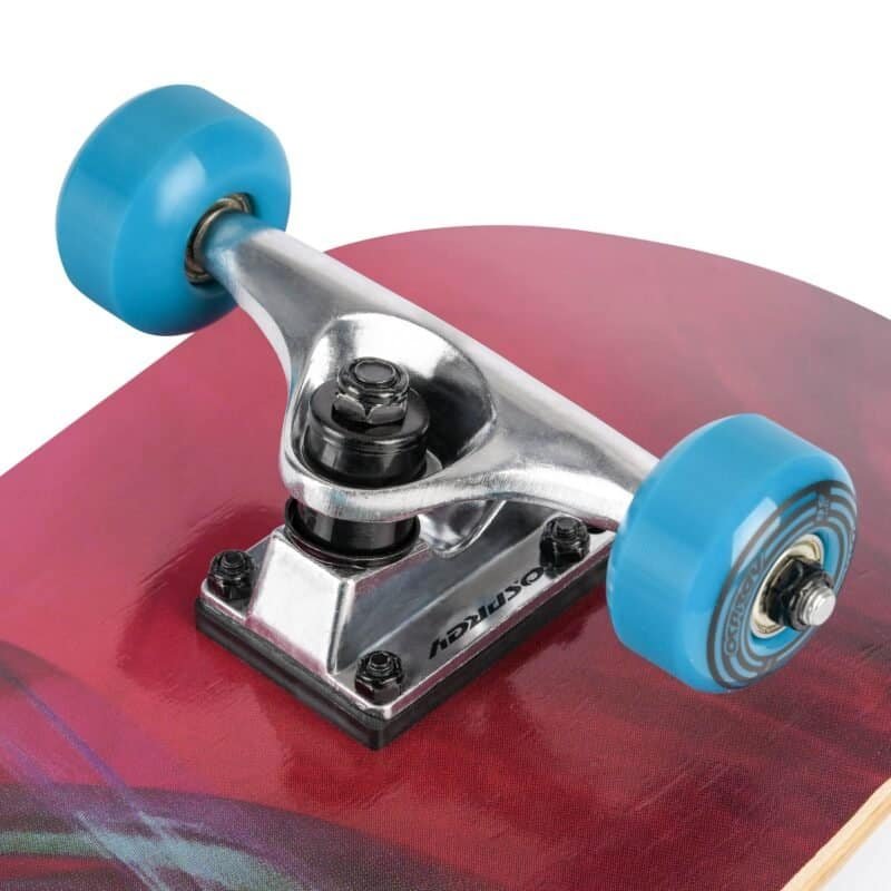 Grote wielen en trucks van een skateboard op een rode deck.