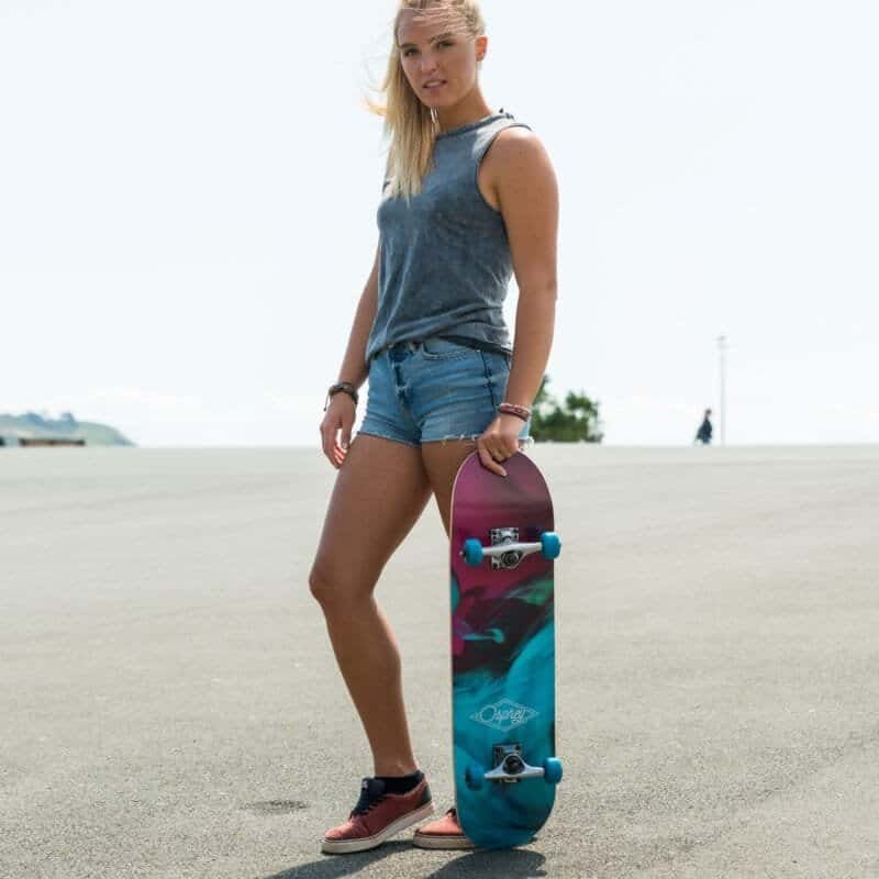 Skateboarder vrouwen op het strand met skateboard buitenclub.