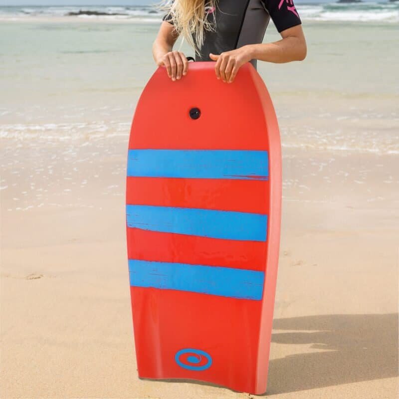 Buntes Bodyboard am Strand, bereit für den Wassersportspaß.