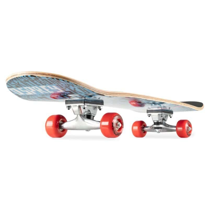 Kleine skateboard met gekleurde wielen en grafisch deck, geschikt voor outdoor recreatie.