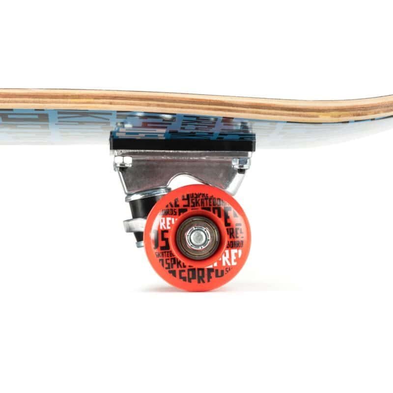 Kleine skateboardwielen met een kleurrijk ontwerp en zachte rolactie.