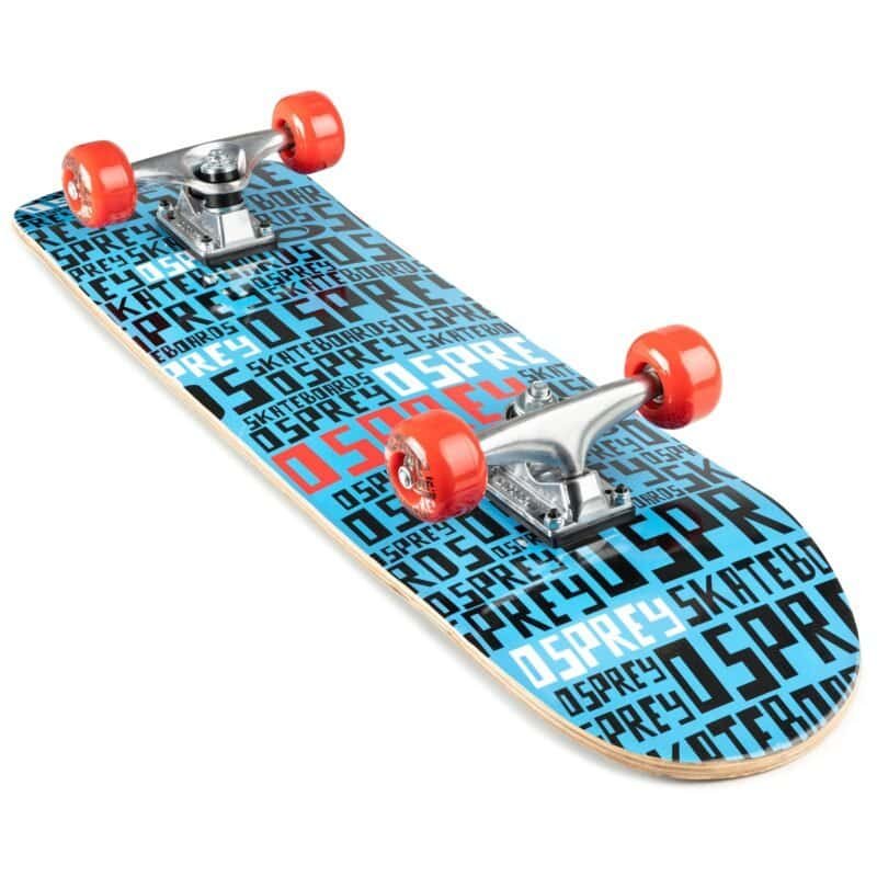 Vintage skateboard met blauwe en zwarte typography graphics en rode wielen.