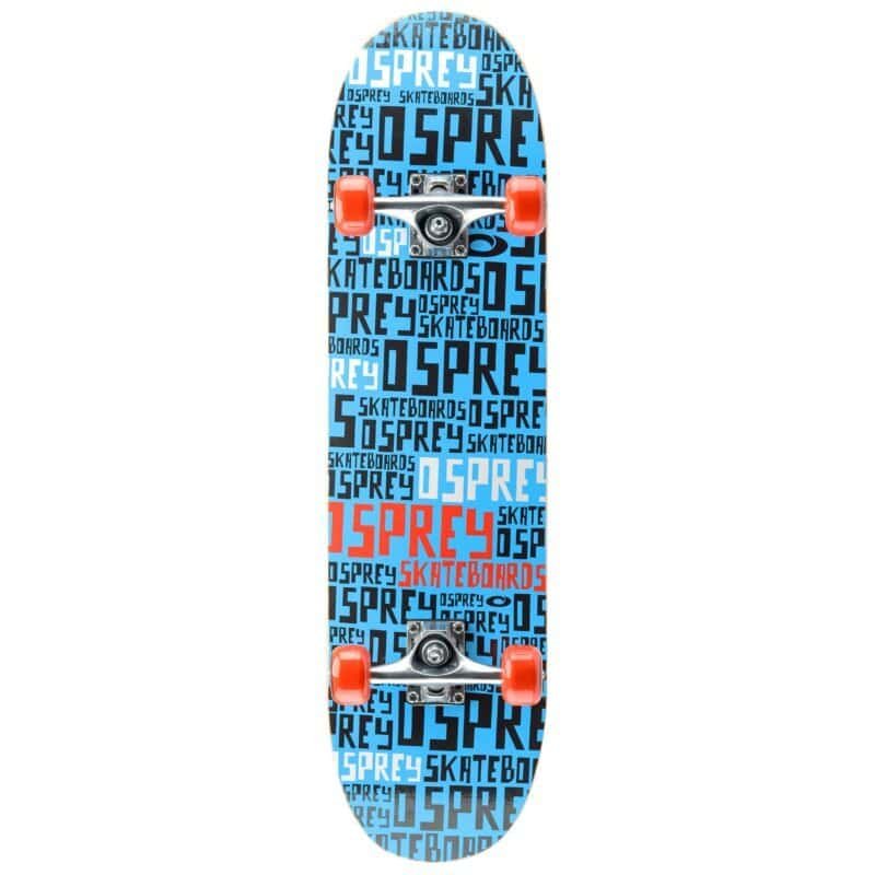 Korte antwoord, alt tekst: Skateboard met blauw en rood ontwerp en oranje wielen.