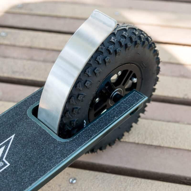 Flexible skate with large rubber tyres for outdoor riding.