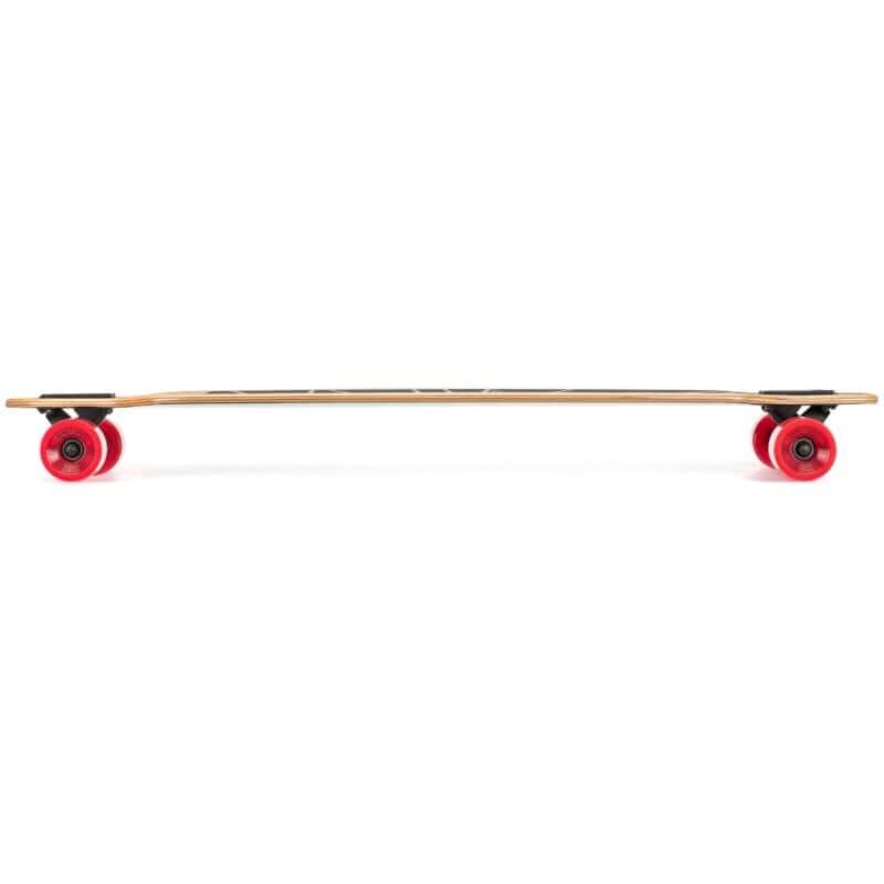 Kleurrijke longboard met rode wielen, geschikt voor buitenplezier en skateboardliefhebbers.
