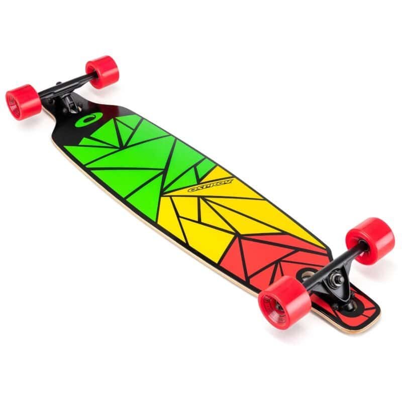 Kleurrijke longboard met geometrisch patroon en rode wielen voor buitensport plezier.