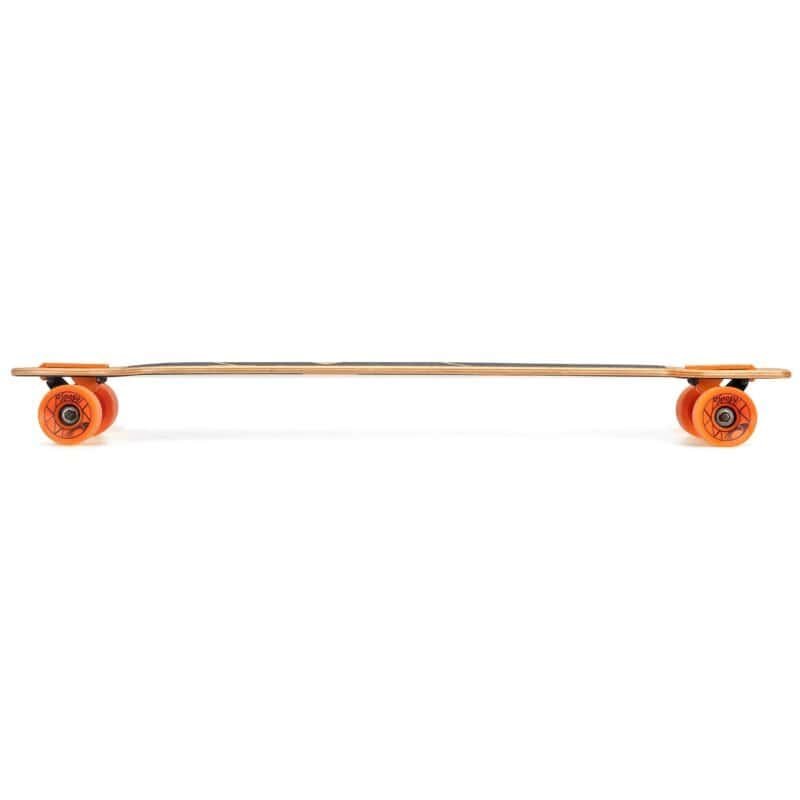 Kunststof skateboard met oranje wieltjes op een witte achtergrond.