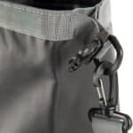 Robuuste waterdichte tas met verstelbare schouderband en stevige kliksluiting voor outdoor gebruik.