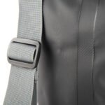 Rugzakriem en waterbestendige rugzak detail, geschikt voor buitenactiviteiten.