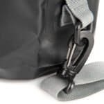 Robuuste black trolley met uitschuifbare handgreep en lichtgrijze schouderriem voor soepel vervoer.