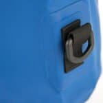 Kleine foto van een blauwe tas met zwart draagriem en metalen ring, close-up detail.