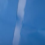 Robuuste blauwe kunststof surfplank met textured oppervlak voor buitenplezier.