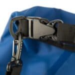 Hoge resolutie close-up van waterdichte blauwe tas met verstelbare riem en stevige clip.