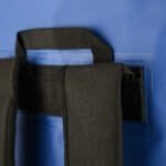 Rugzak ophangsysteem bevestigd aan een blauwe deur, geschikt voor buitenactiviteiten en reizen.