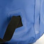 Kwalitatieve blauwe skateboard met handvat en zwarte draagriem voor buitengebruik.