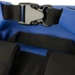 Sluiting van een draagtas met blauwe en zwarte details, stevige kunststof gesp.