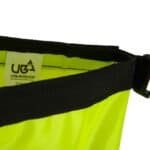 Reflecterend skaterboard tas met verstelbare sluiting voor buitenactiviteiten, gemaakt van duurzame materialen.