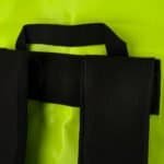 Schouderriem en tas van zwart nylon, geschikt voor buitenactiviteiten.