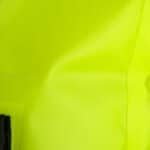 Fluorescerende gele veiligheidshesje, reflecterend en zichtbaar in het donker.