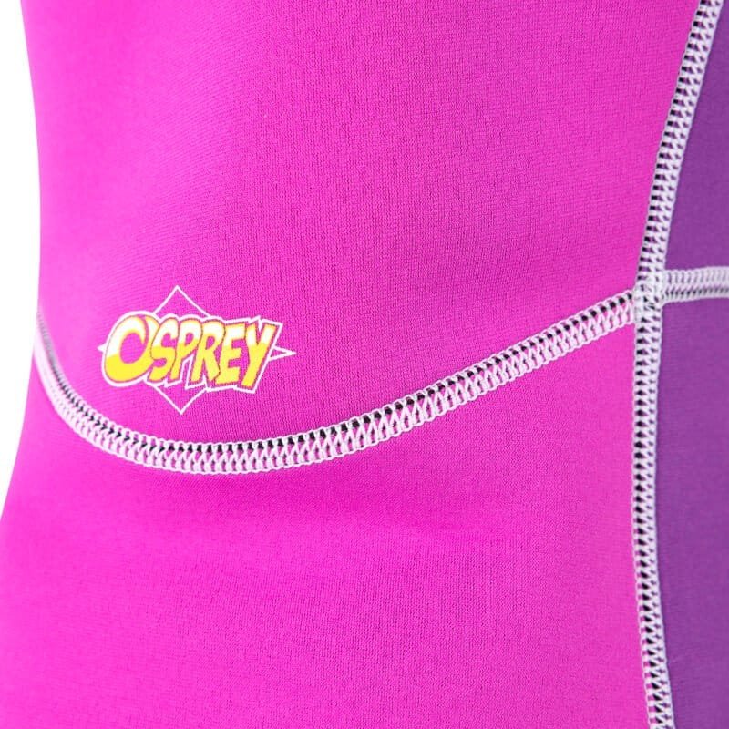 Vêtement de skateboard rose avec logo Osprey, gros plan du tissu et des coutures.