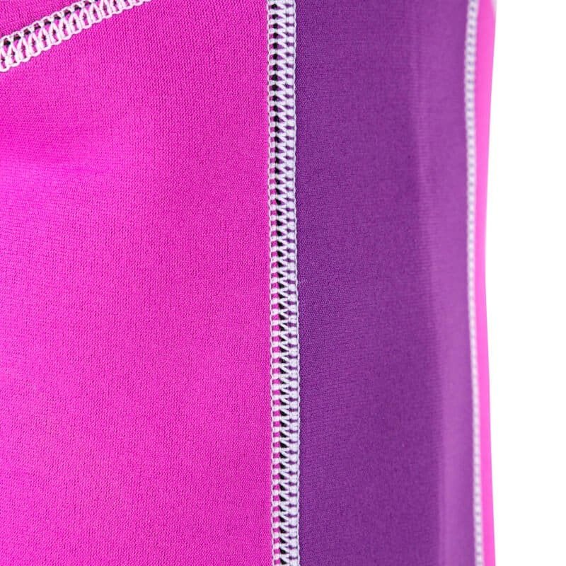 Housse de skateboard colorée avec des tons roses et violets et des ourlets solides pour les sports de plein air et les loisirs.